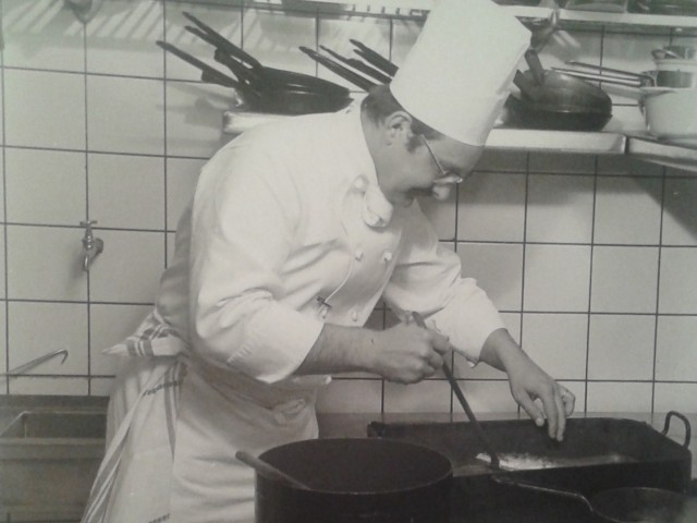 Pierre Wynants in de keuken, rond 1970. | Collectie Comme chez Soi