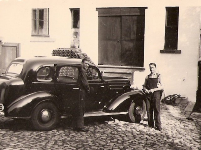 Op de binnenkoer van stokerij Fovel in 1946. | Collectie Fovel