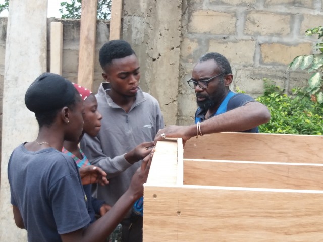 Abel heeft een vzw NTO waarmee hij in Congo lessen houtbewerking aan jongeren geeft  | Collectie Abel Mansia
