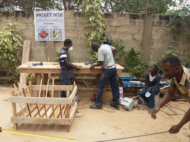 Abel heeft een vzw NTO waarmee hij in Congo lessen houtbewerking aan jongeren geeft  | Collectie Abel Mansia