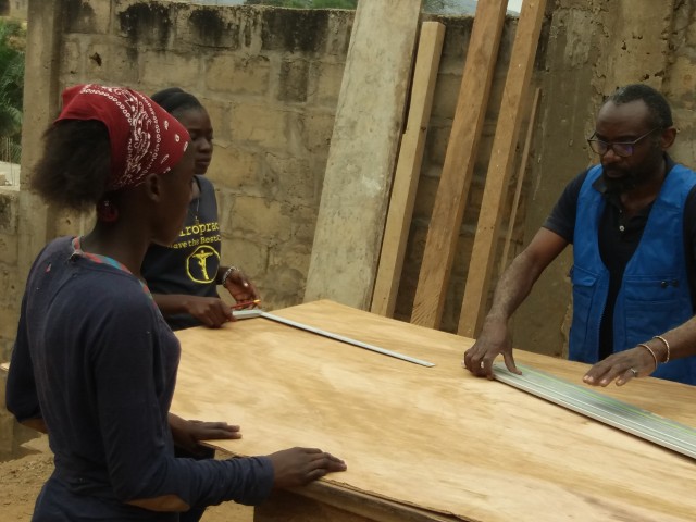 Abel heeft een vzw NTO waarmee hij in Congo lessen houtbewerking aan jongeren geeft <Br/>© Dickens Nzuzi Lukombo | Collectie Abel Mansia