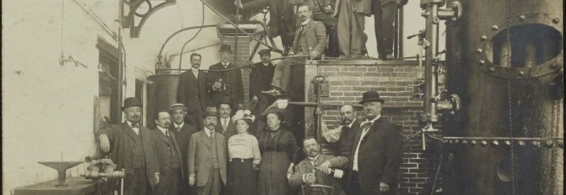 Postkaart met de foto van een groep personen in een onbekende stokerij omstreeks 1911, Jenevermuseum 