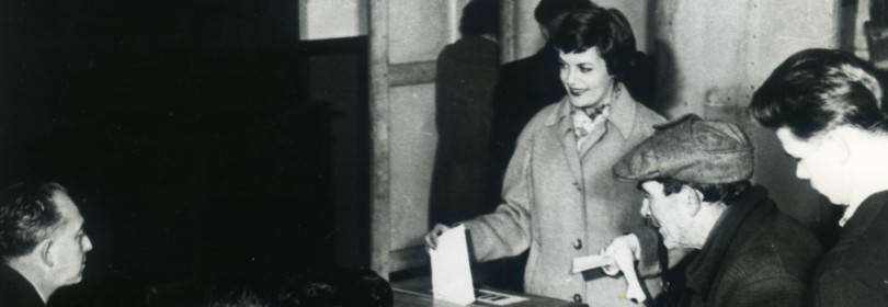 Vrouwen gaan op 26 juni 1949 voor het eerst stemmen, na goedkeuring van hun stemrecht op 27 maart 1948 | collectie AVG-CARHIF, Archief- en Onderzoekscentrum voor Vrouwengeschiedenis (RoSa)