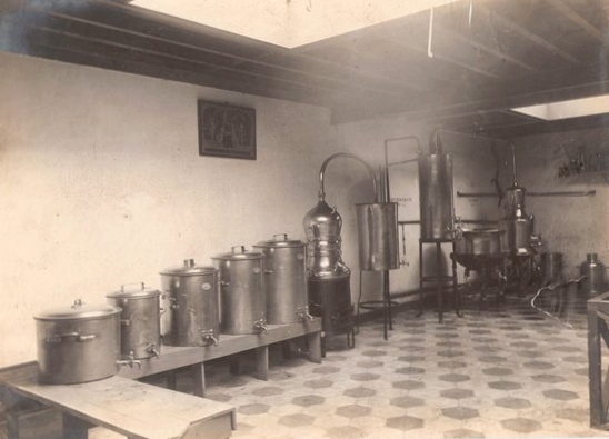 De stookzaal met alambiek. | Collectie Fovel
