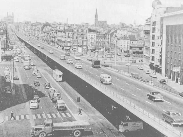 De Leopold II-viaduct ter hoogte van de Citroëngarage en Sainctelettesquare
