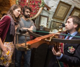 Demonstratie door een lid van de Koninklijke Gilde van Kruisboogschutters van Sint-Joris van Brussel tijdens de Nocturnes 2012 van de Brusselse musea © Dieter Telemans