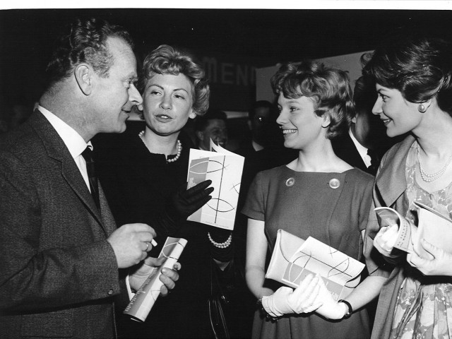 BRT-medewerkers, waaronder Paula Semer op Expo '58 | VRT-archief